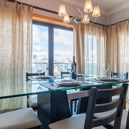 Lovelystay - Modern In Anjos Apartment